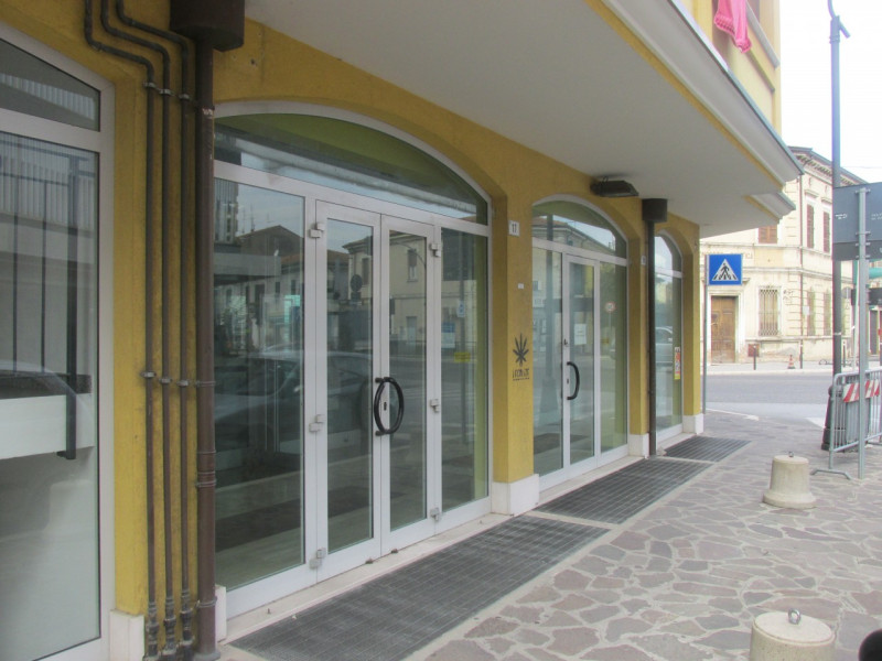 Immagine 5 di Negozio in vendita  a Savignano Sul Rubicone