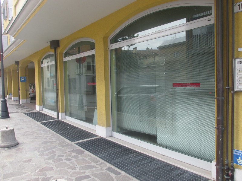 Immagine 6 di Negozio in vendita  a Savignano Sul Rubicone