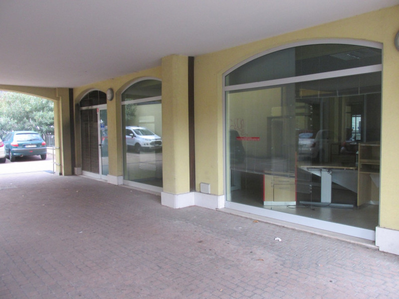 Immagine 7 di Negozio in vendita  a Savignano Sul Rubicone