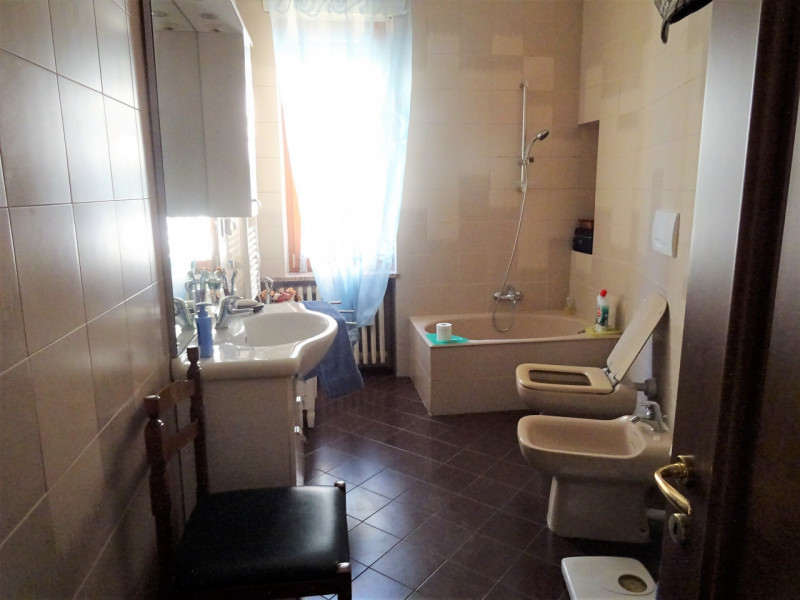 Immagine 12 di Appartamento in vendita  in via vittorio emanuele a Alba