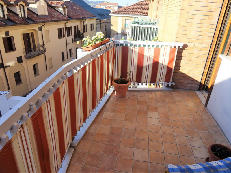 Immagine 15 di Appartamento in vendita  in via vittorio emanuele a Alba