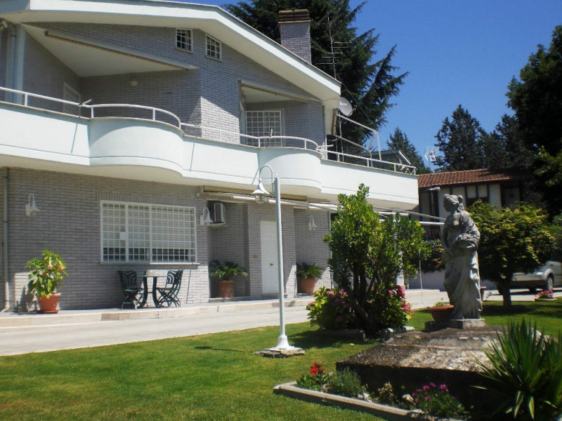 Immagine 1 di Villa in vendita  a Tivoli