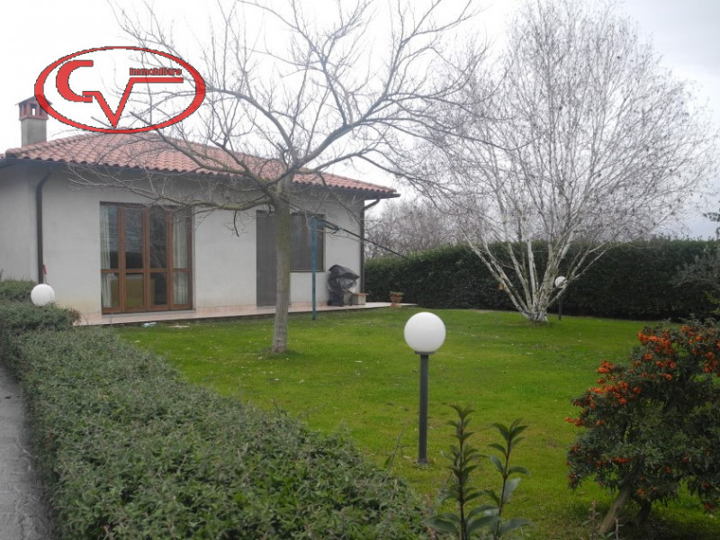 Immagine 8 di Villa in vendita  a Bucine