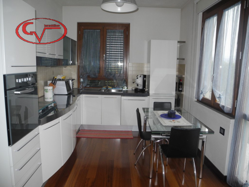 Immagine 10 di Villa in vendita  a Bucine