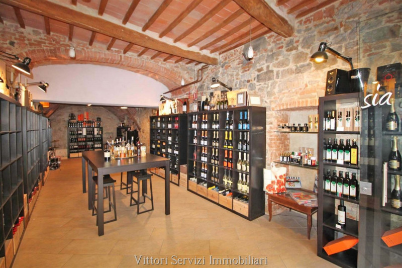 Immagine 2 di Negozio in vendita  a Lucignano