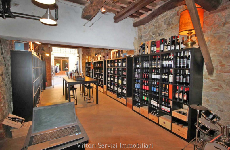 Immagine 3 di Negozio in vendita  a Lucignano