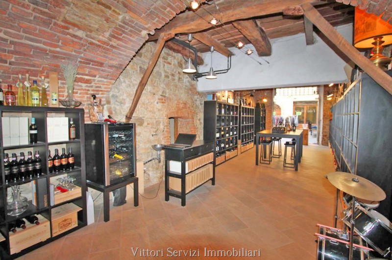 Immagine 4 di Negozio in vendita  a Lucignano