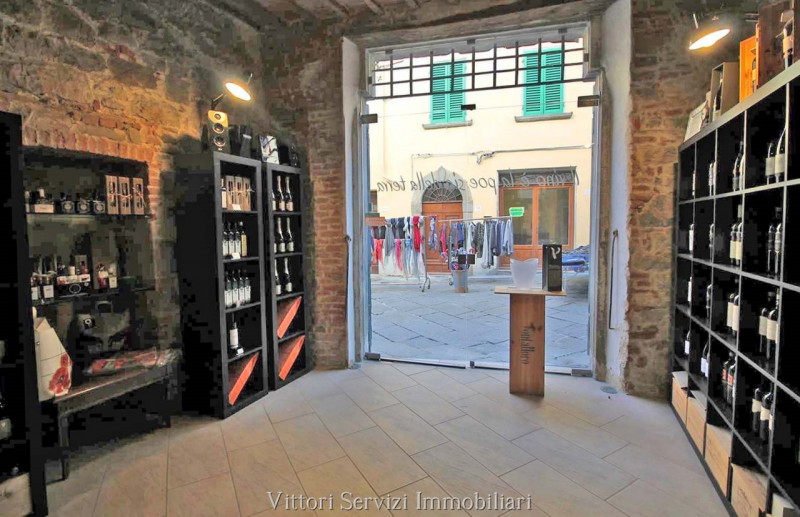 Immagine 5 di Negozio in vendita  a Lucignano
