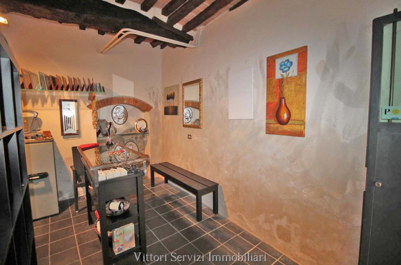 Immagine 6 di Negozio in vendita  a Lucignano