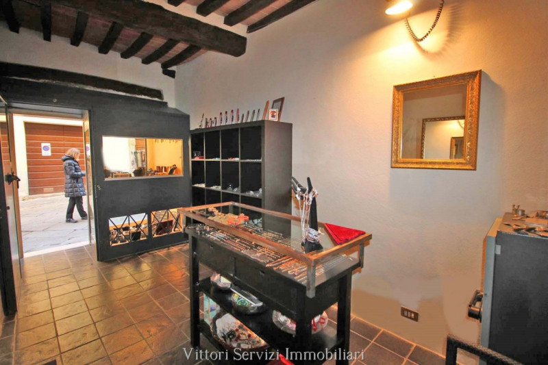 Immagine 8 di Negozio in vendita  a Lucignano