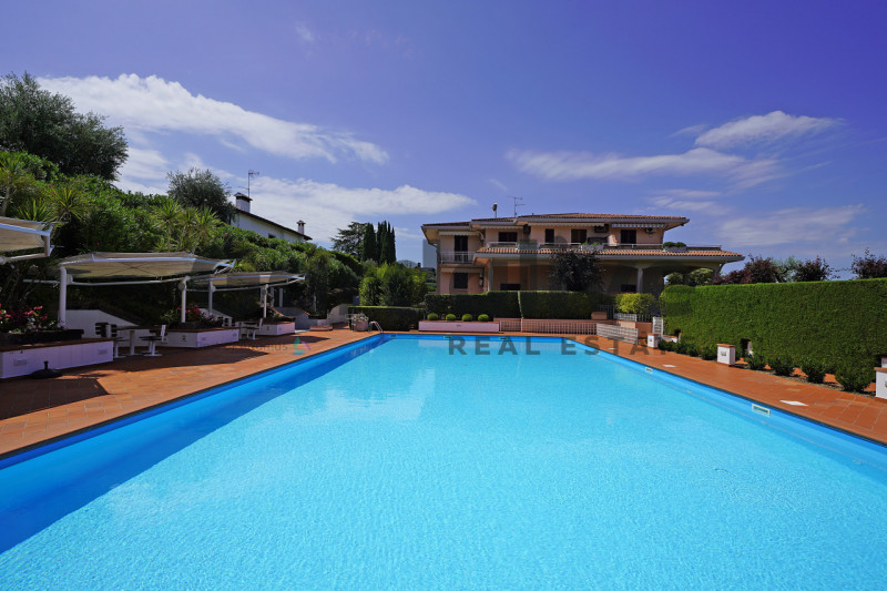 Immagine 2 di Appartamento in vendita  in Via degli Alpini a Manerba Del Garda