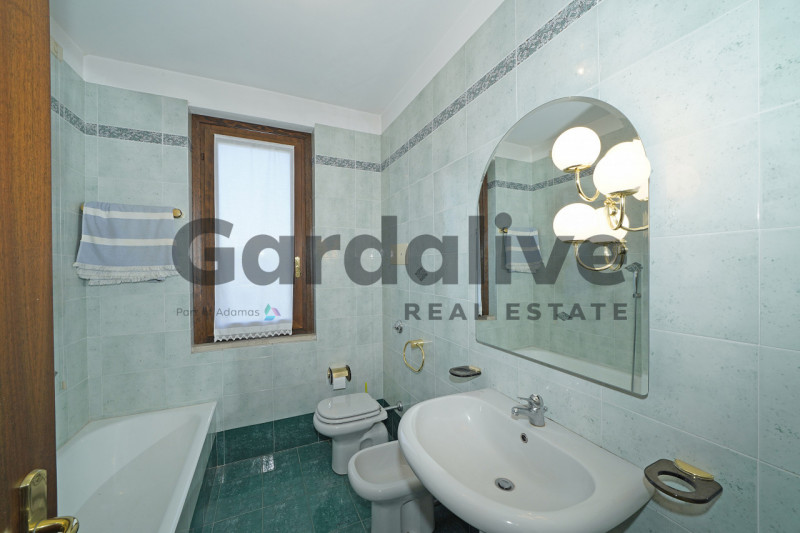 Immagine 9 di Appartamento in vendita  in Via degli Alpini a Manerba Del Garda