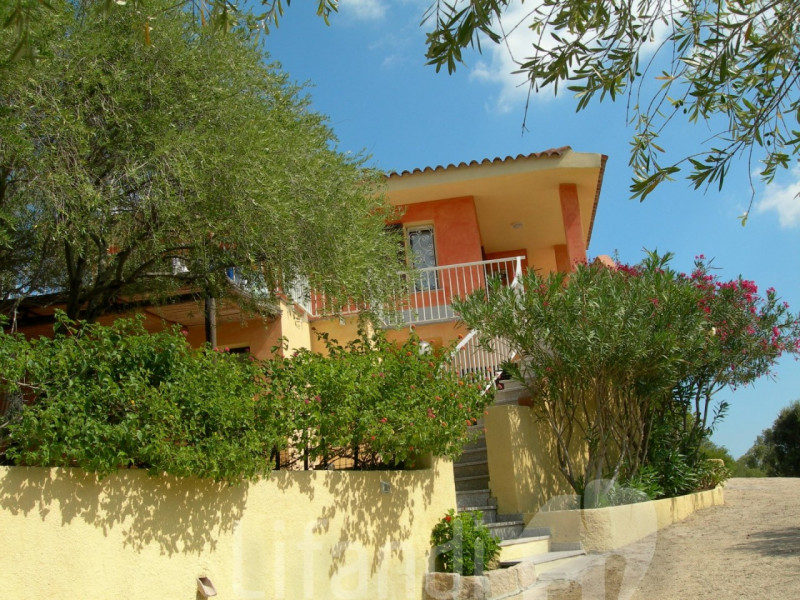 Immagine 4 di Villa in vendita  a Arzachena