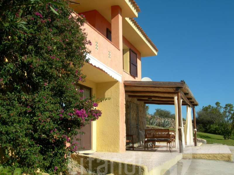 Immagine 12 di Villa in vendita  a Arzachena