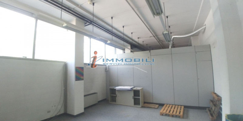 Immagine 1 di Laboratorio in vendita  in VIA CROCE B. a Vimodrone