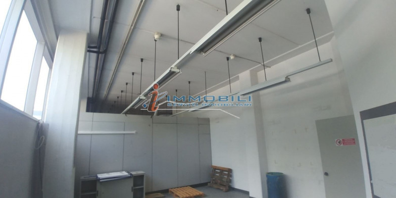 Immagine 3 di Laboratorio in vendita  in VIA CROCE B. a Vimodrone