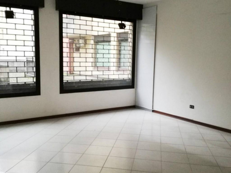 Immagine 2 di Negozio in vendita  a Padova