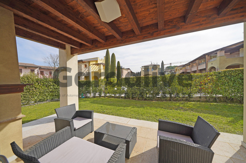 Immagine 1 di Villa in vendita  a Manerba Del Garda