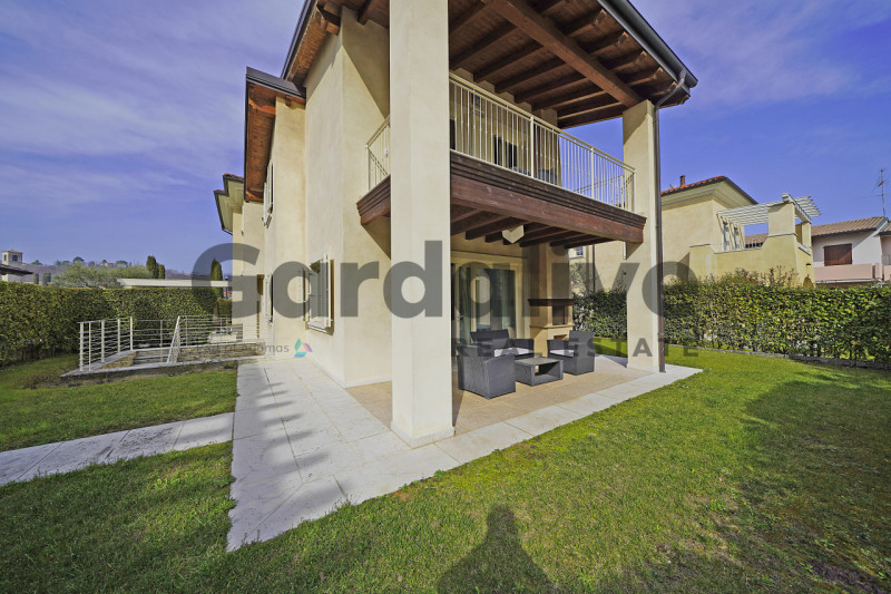 Immagine 2 di Villa in vendita  a Manerba Del Garda