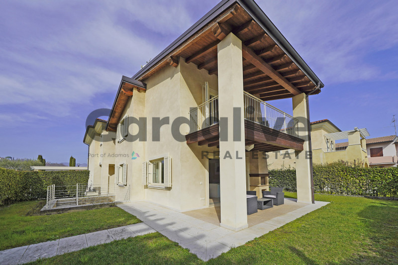 Immagine 3 di Villa in vendita  a Manerba Del Garda