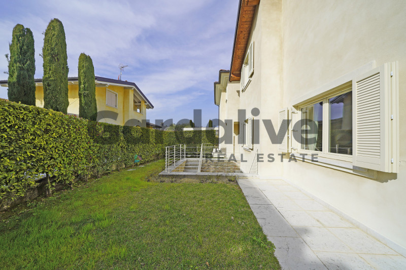 Immagine 6 di Villa in vendita  a Manerba Del Garda