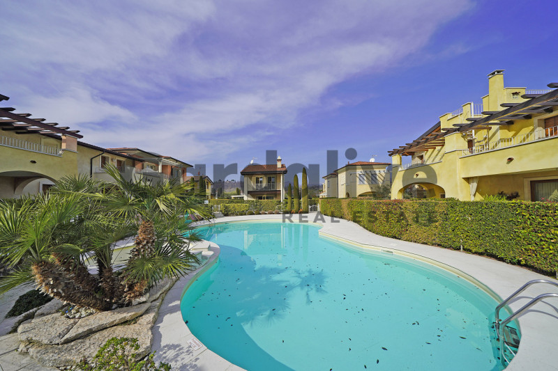 Immagine 8 di Villa in vendita  a Manerba Del Garda