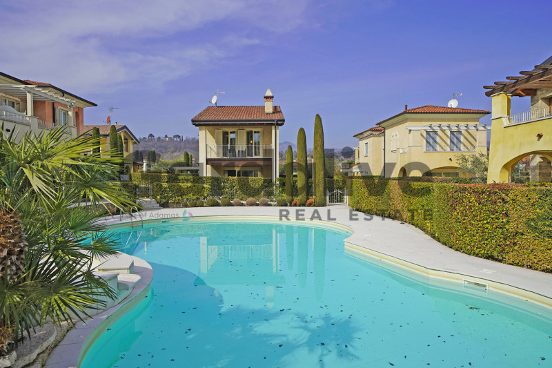 Immagine 9 di Villa in vendita  a Manerba Del Garda