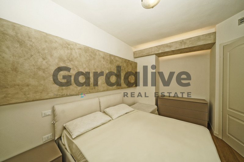 Immagine 27 di Villa in vendita  a Manerba Del Garda