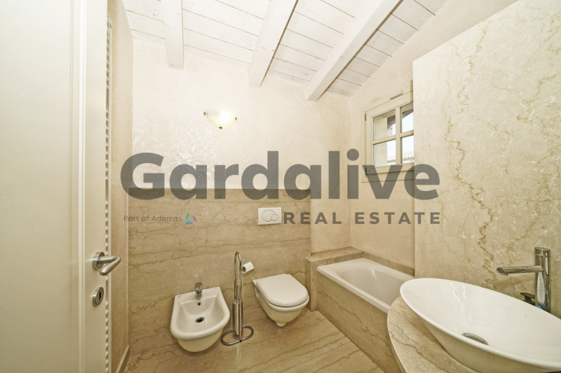 Immagine 33 di Villa in vendita  a Manerba Del Garda