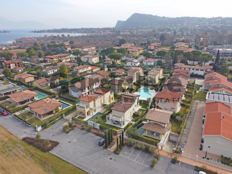 Immagine 41 di Villa in vendita  a Manerba Del Garda