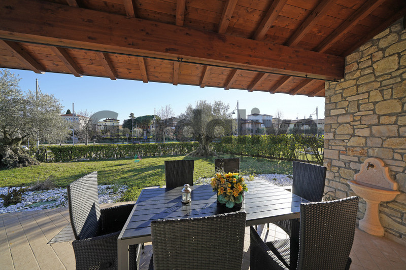 Immagine 2 di Villa in vendita  a Moniga Del Garda
