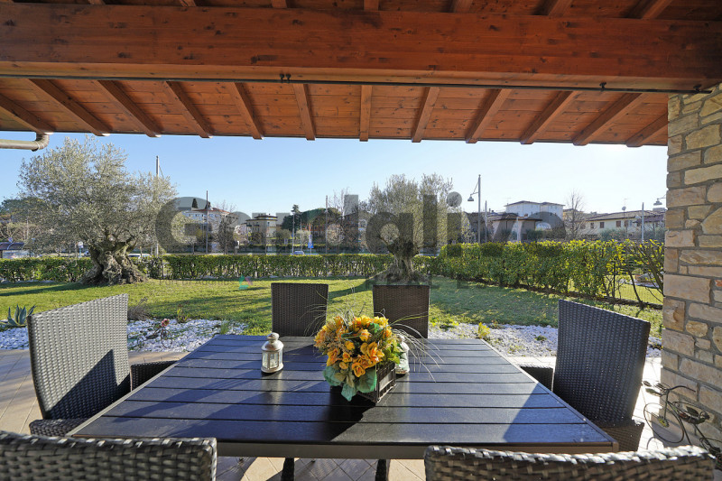 Immagine 3 di Villa in vendita  a Moniga Del Garda