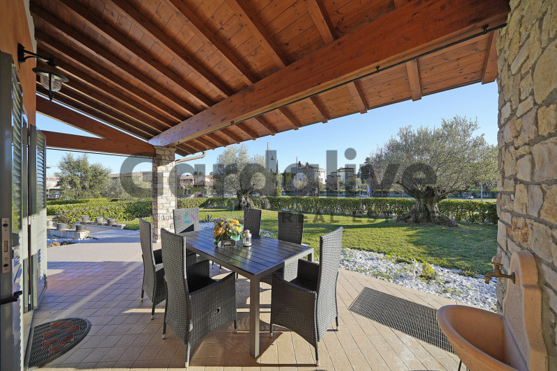Immagine 4 di Villa in vendita  a Moniga Del Garda