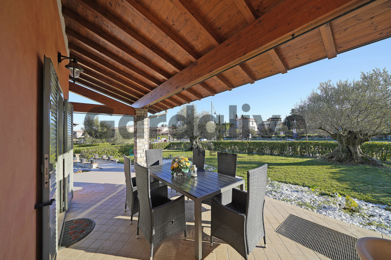 Immagine 5 di Villa in vendita  a Moniga Del Garda