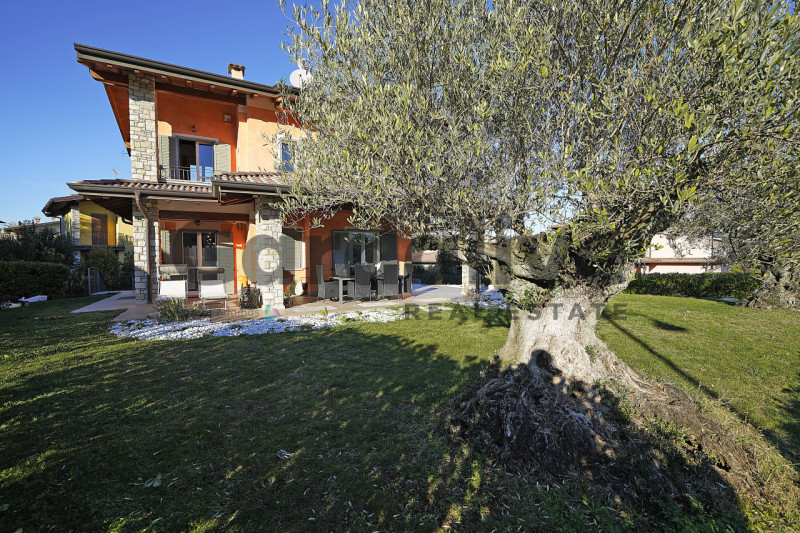 Immagine 8 di Villa in vendita  a Moniga Del Garda