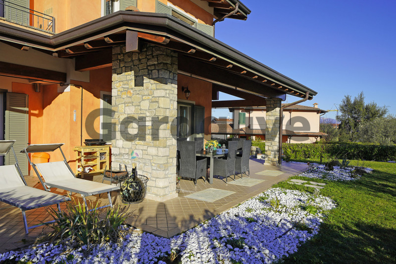 Immagine 9 di Villa in vendita  a Moniga Del Garda