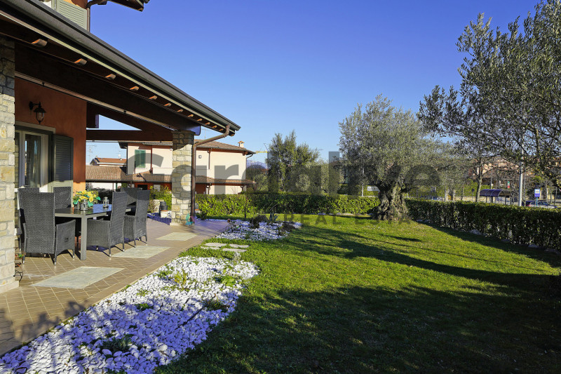 Immagine 10 di Villa in vendita  a Moniga Del Garda