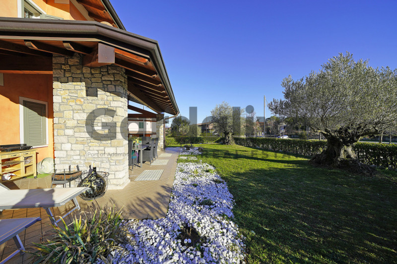 Immagine 11 di Villa in vendita  a Moniga Del Garda