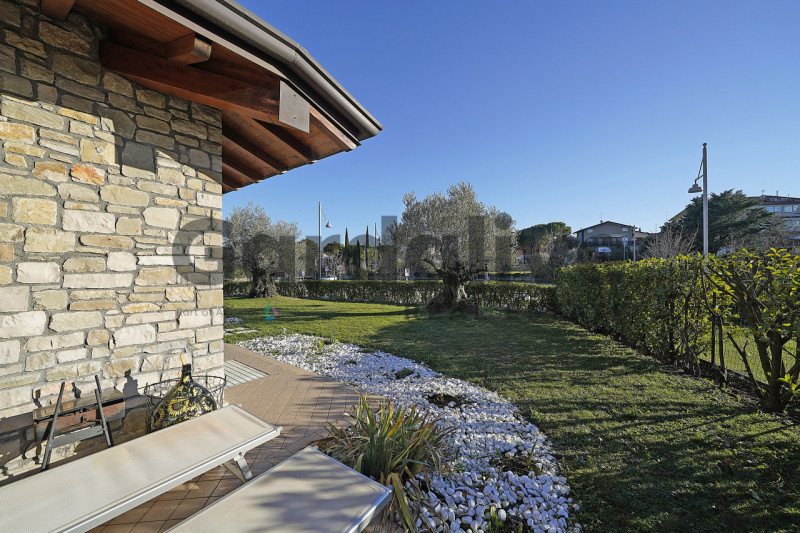 Immagine 12 di Villa in vendita  a Moniga Del Garda