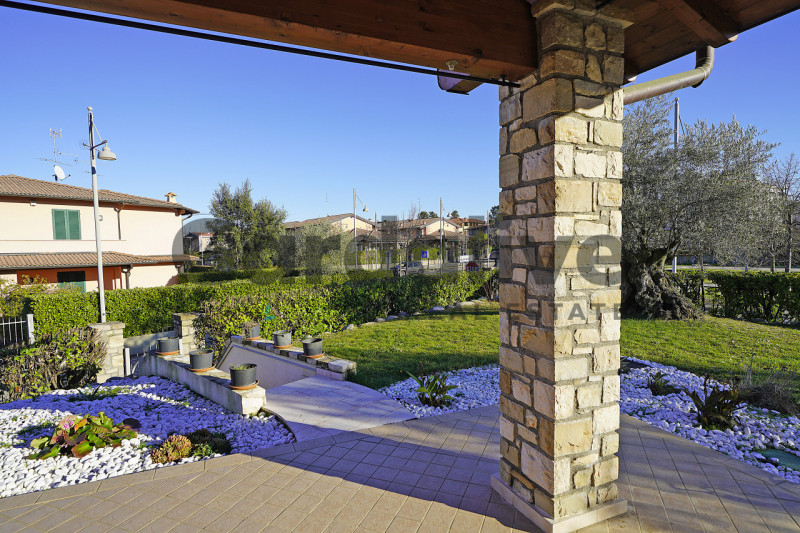 Immagine 13 di Villa in vendita  a Moniga Del Garda