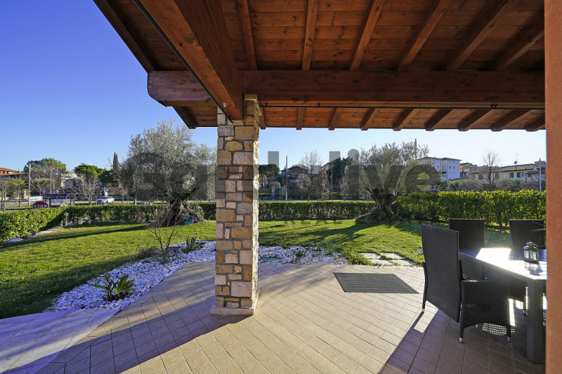Immagine 14 di Villa in vendita  a Moniga Del Garda