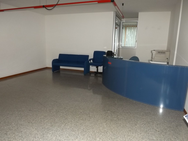 Immagine 10 di Negozio in vendita  a Senigallia