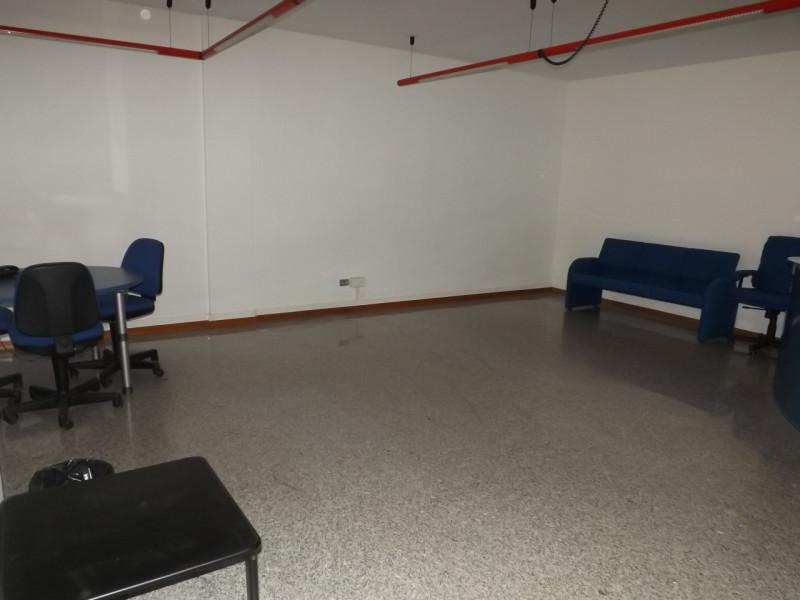 Immagine 11 di Negozio in vendita  a Senigallia