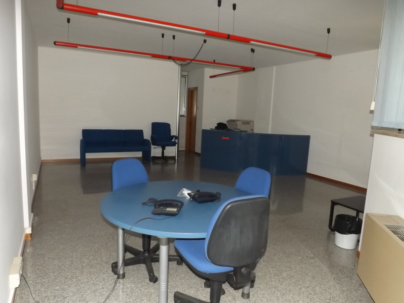 Immagine 13 di Negozio in vendita  a Senigallia