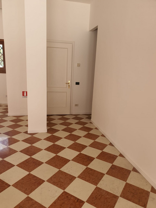 Immagine 3 di Negozio in vendita  in Piazzetta Modin 133 a Padova