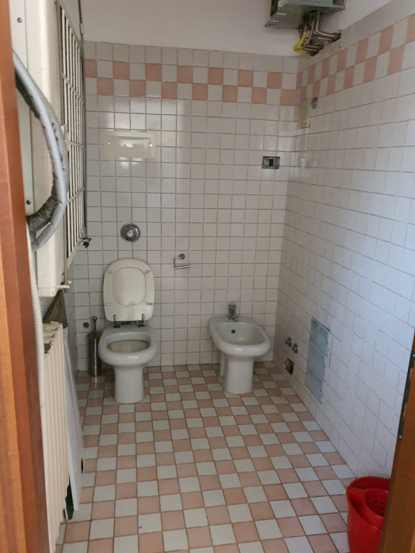 Immagine 4 di Negozio in vendita  in Piazzetta Modin 133 a Padova