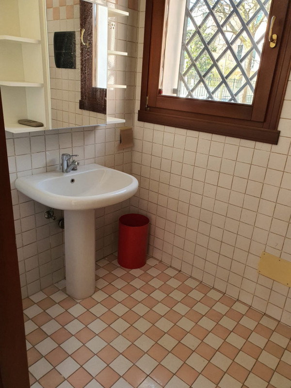 Immagine 5 di Negozio in vendita  in Piazzetta Modin 133 a Padova