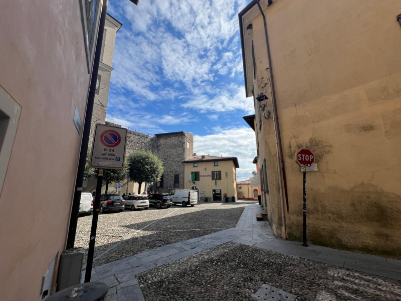 Immagine 19 di Palazzo in vendita  in piazza roma a Polpenazze Del Garda