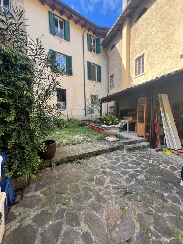 Immagine 20 di Palazzo in vendita  in piazza roma a Polpenazze Del Garda