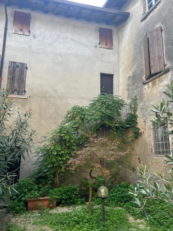 Immagine 21 di Palazzo in vendita  in piazza roma a Polpenazze Del Garda